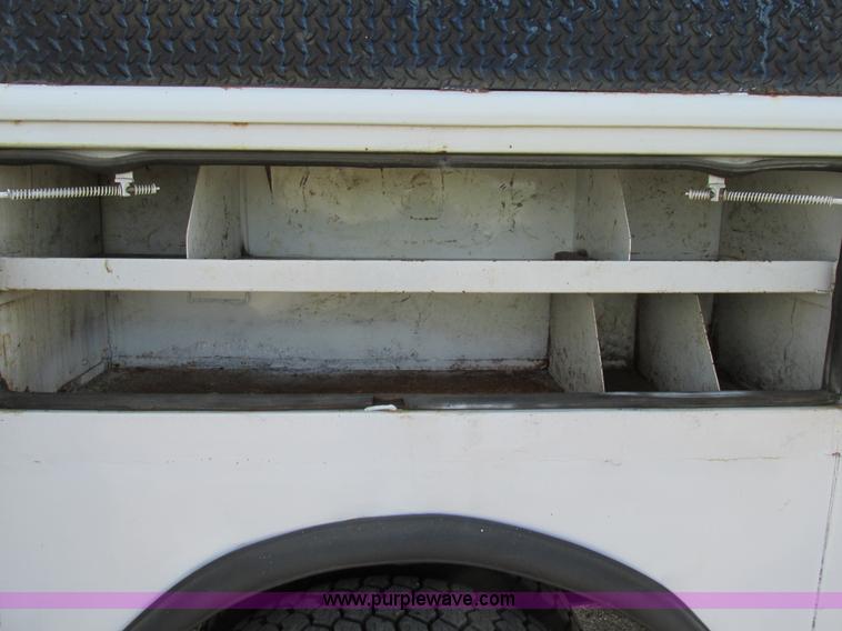 image for item AW9981 2004 Ford F650 Super Duty XL service truck with crane