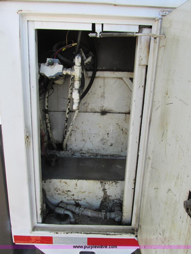 image for item AW9981 2004 Ford F650 Super Duty XL service truck with crane