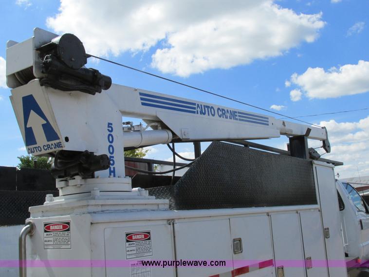 image for item AW9981 2004 Ford F650 Super Duty XL service truck with crane