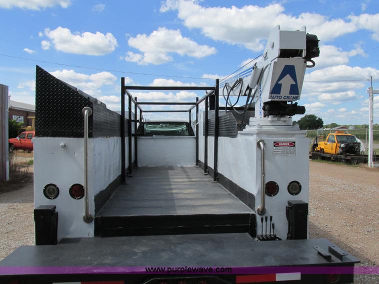 image for item AW9981 2004 Ford F650 Super Duty XL service truck with crane