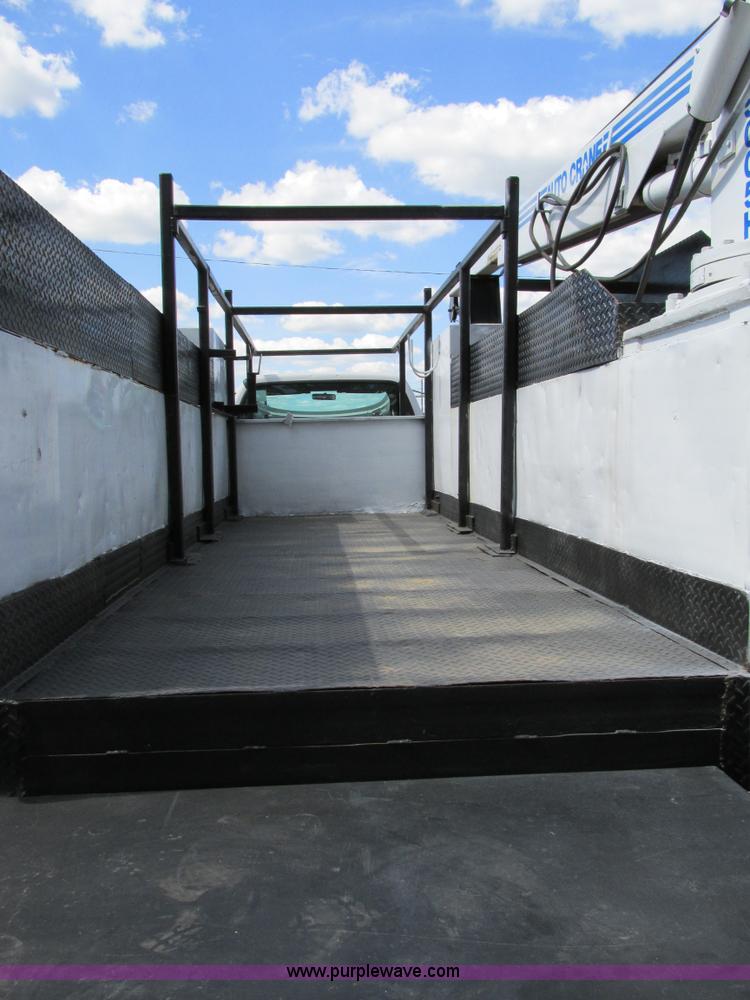 image for item AW9981 2004 Ford F650 Super Duty XL service truck with crane