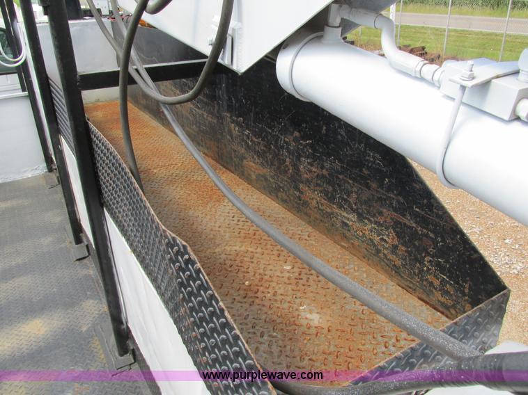 image for item AW9981 2004 Ford F650 Super Duty XL service truck with crane