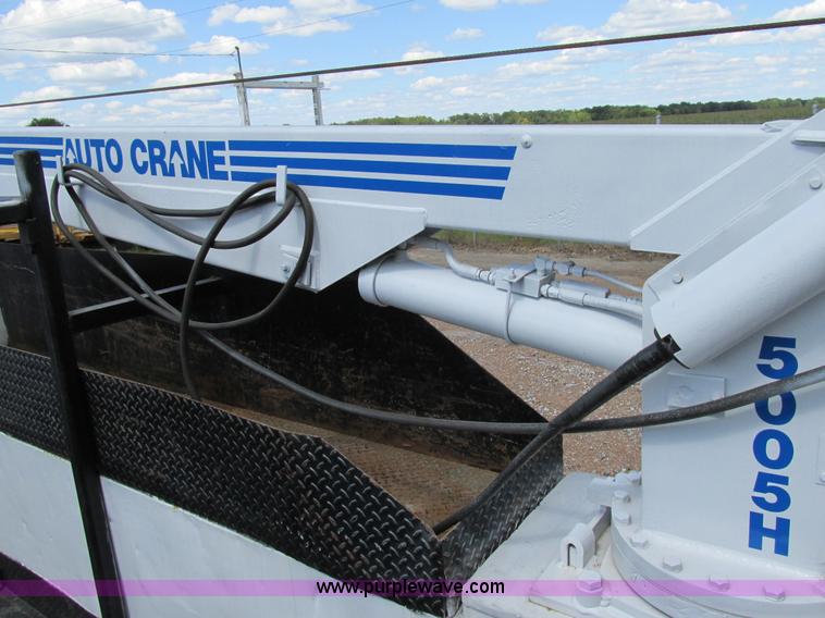 image for item AW9981 2004 Ford F650 Super Duty XL service truck with crane