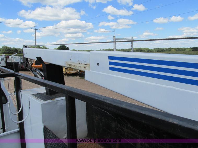 image for item AW9981 2004 Ford F650 Super Duty XL service truck with crane