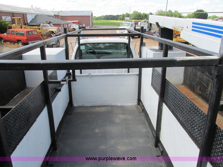 image for item AW9981 2004 Ford F650 Super Duty XL service truck with crane