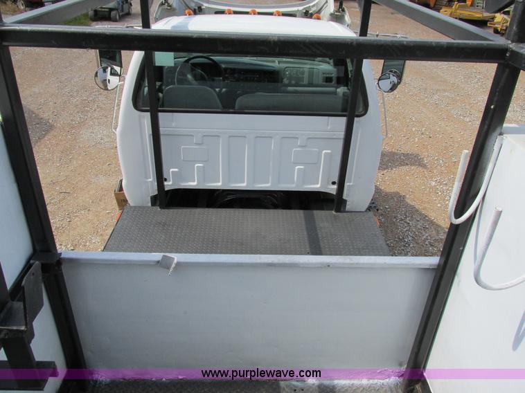 image for item AW9981 2004 Ford F650 Super Duty XL service truck with crane