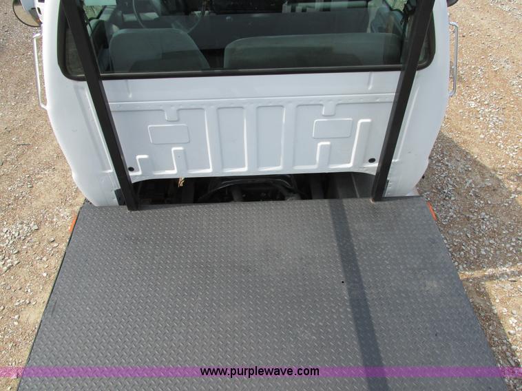 image for item AW9981 2004 Ford F650 Super Duty XL service truck with crane