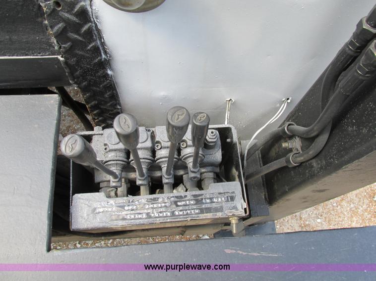 image for item AW9981 2004 Ford F650 Super Duty XL service truck with crane