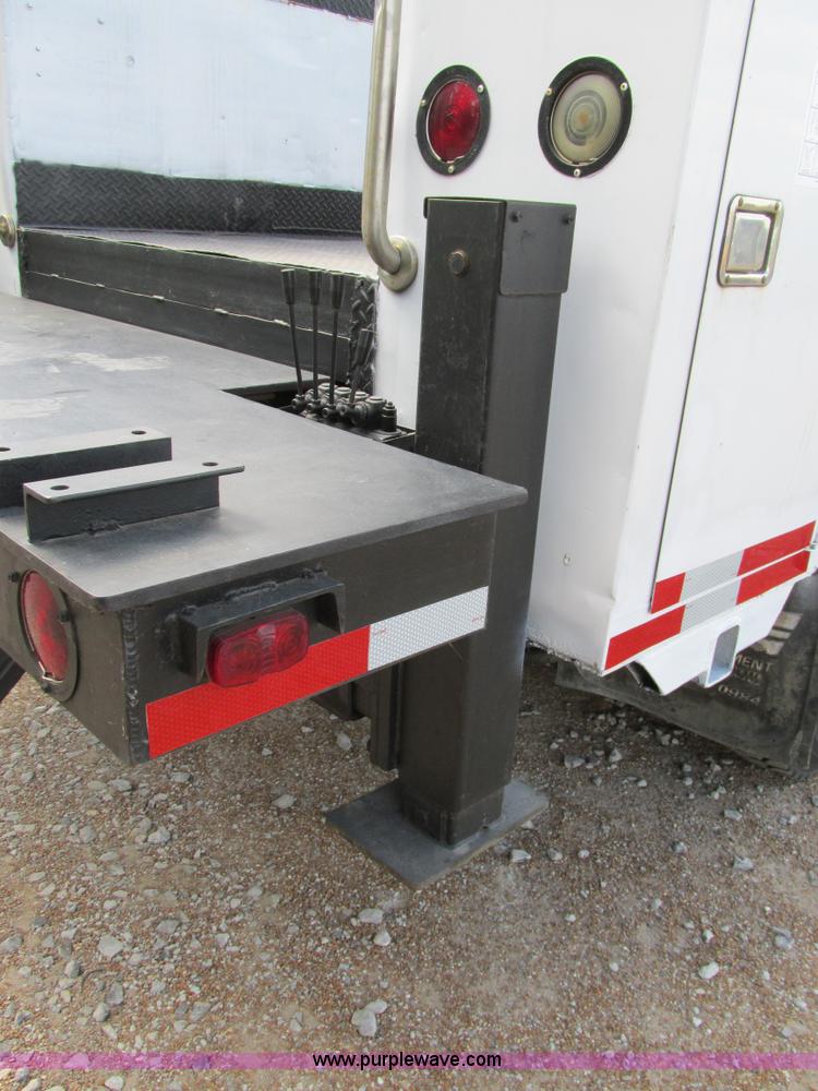 image for item AW9981 2004 Ford F650 Super Duty XL service truck with crane