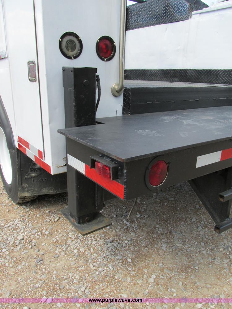 image for item AW9981 2004 Ford F650 Super Duty XL service truck with crane