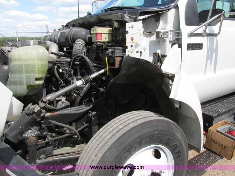 image for item AW9981 2004 Ford F650 Super Duty XL service truck with crane