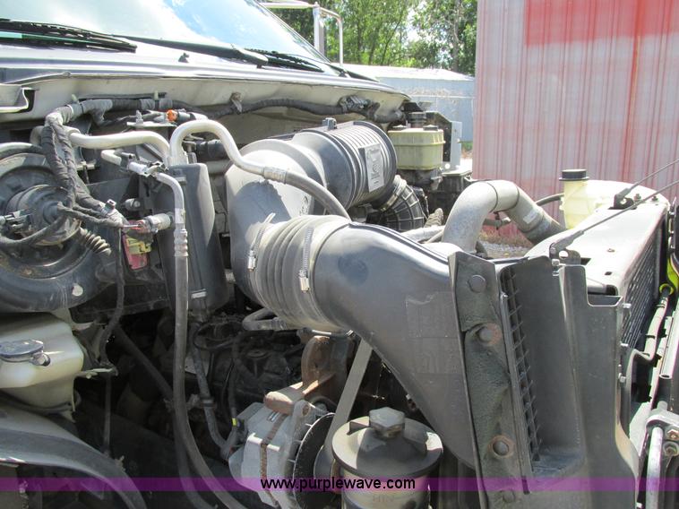 image for item AW9981 2004 Ford F650 Super Duty XL service truck with crane