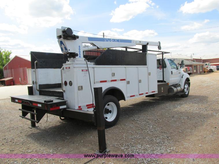 image for item AW9981 2004 Ford F650 Super Duty XL service truck with crane