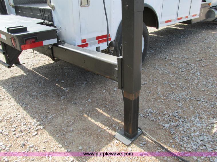 image for item AW9981 2004 Ford F650 Super Duty XL service truck with crane