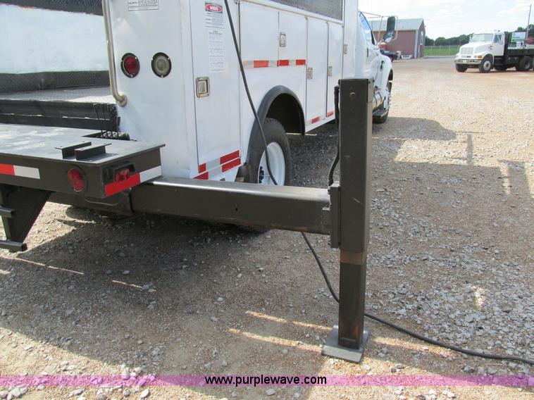 image for item AW9981 2004 Ford F650 Super Duty XL service truck with crane