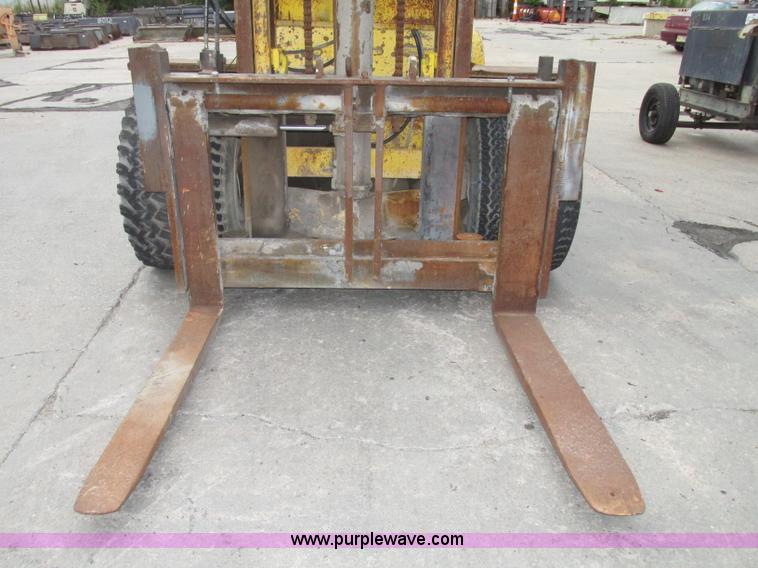 image for item F7477 Hyster H165E forklift