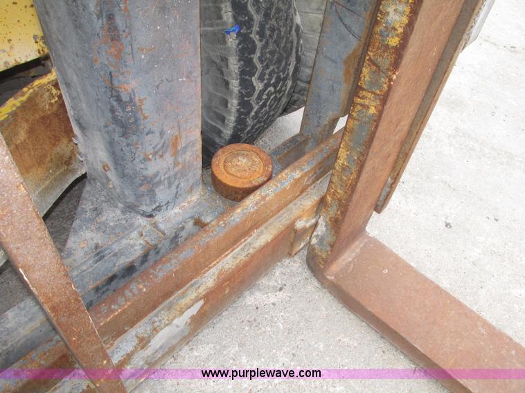 image for item F7477 Hyster H165E forklift