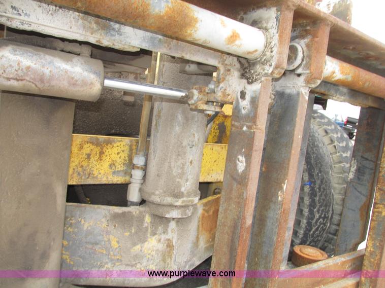 image for item F7477 Hyster H165E forklift