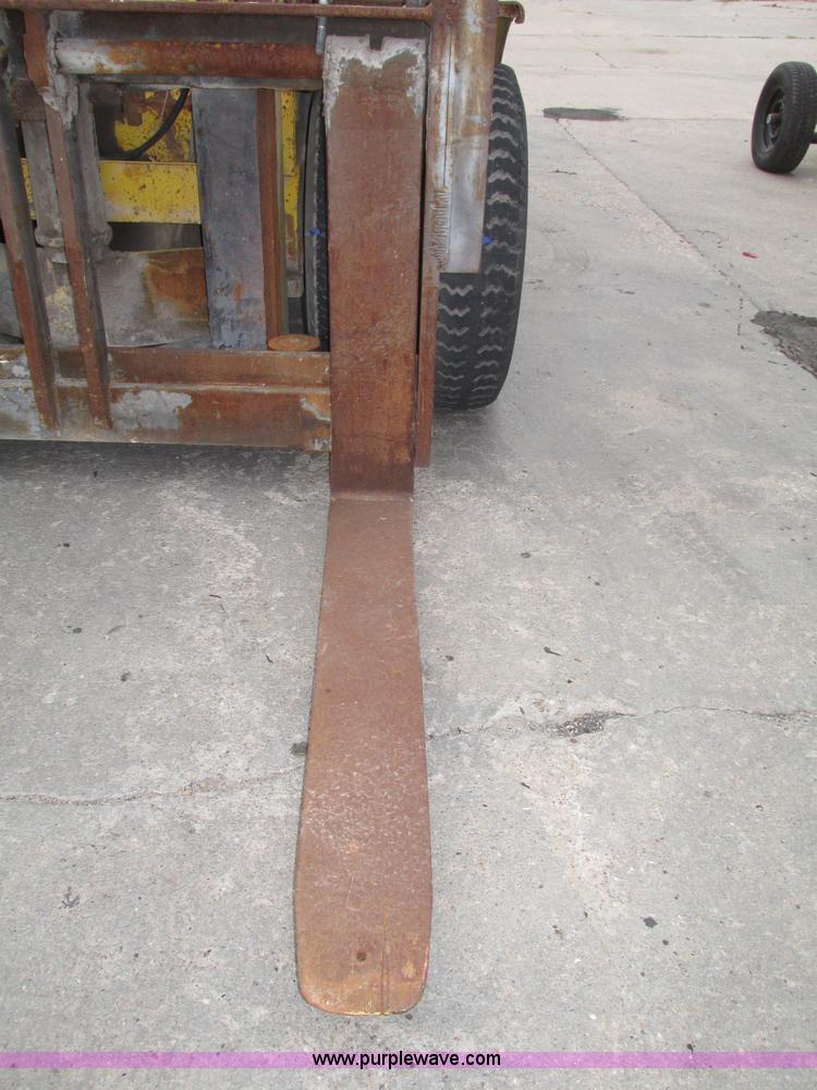 image for item F7477 Hyster H165E forklift