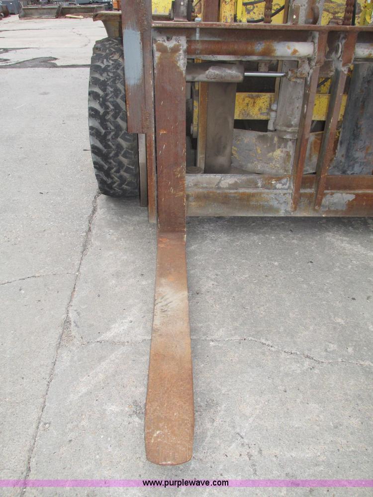 image for item F7477 Hyster H165E forklift