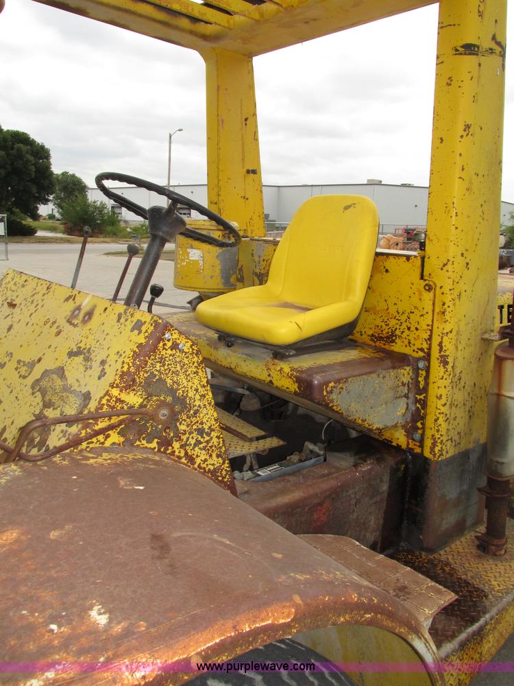 image for item F7477 Hyster H165E forklift