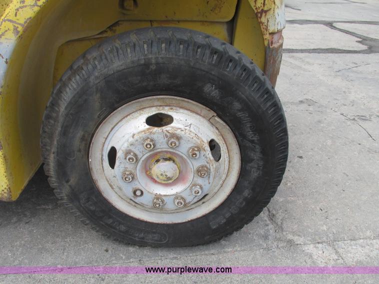 image for item F7477 Hyster H165E forklift