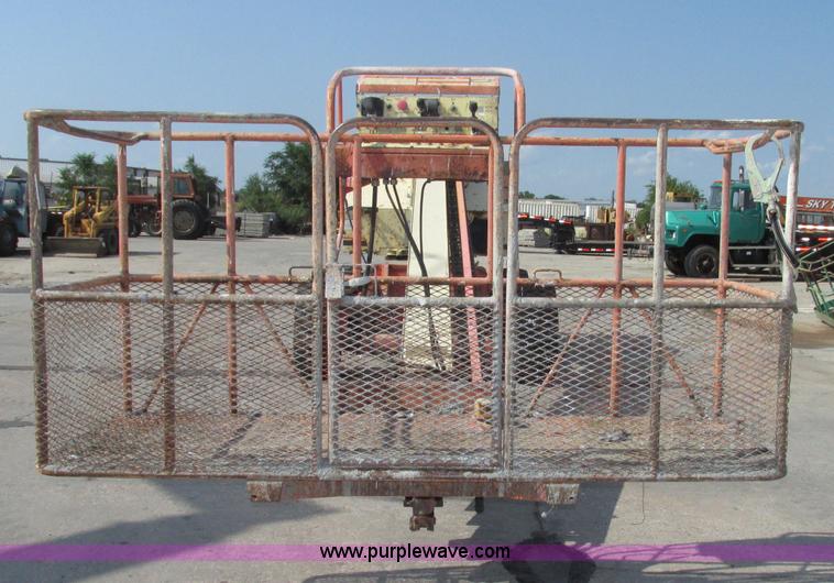 image for item F7481 1998 JLG 80HX boom lift