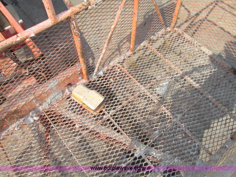 image for item F7481 1998 JLG 80HX boom lift