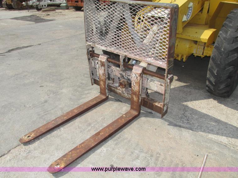image for item F7483 Gehl 513 telehandler