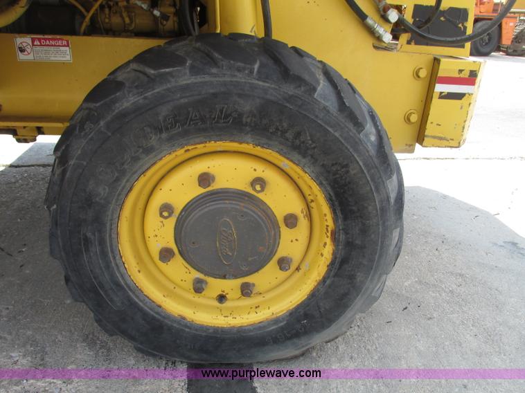 image for item F7483 Gehl 513 telehandler