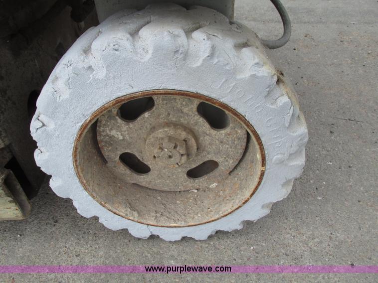 image for item F7484 Mec 1632 scissor lift