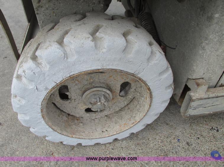 image for item F7484 Mec 1632 scissor lift