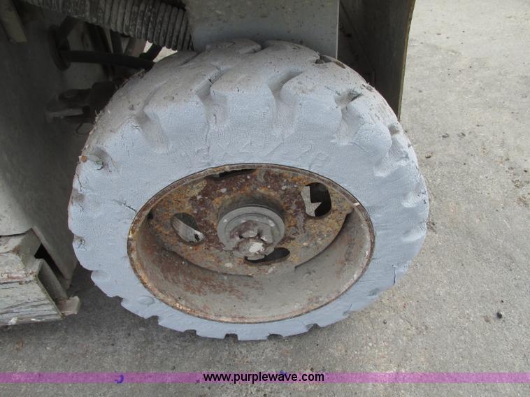 image for item F7484 Mec 1632 scissor lift