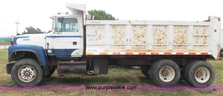 image for item F7491 1995 Ford LT8000 dump truck