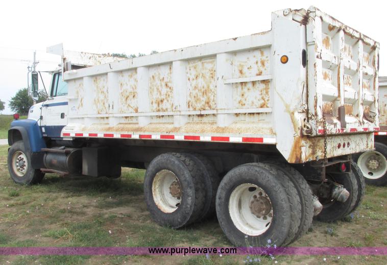 image for item F7491 1995 Ford LT8000 dump truck