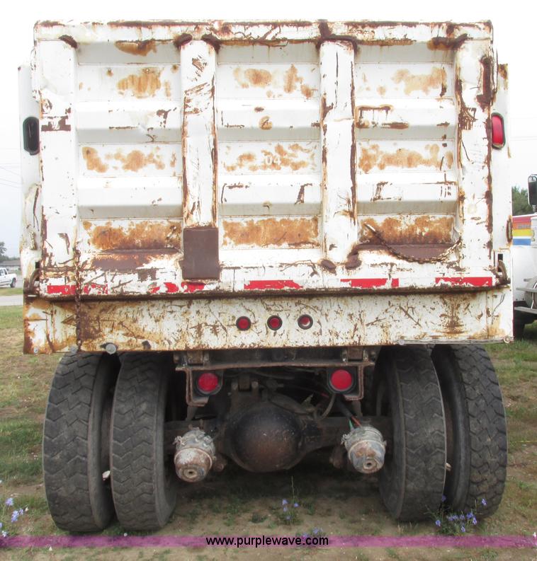 image for item F7491 1995 Ford LT8000 dump truck