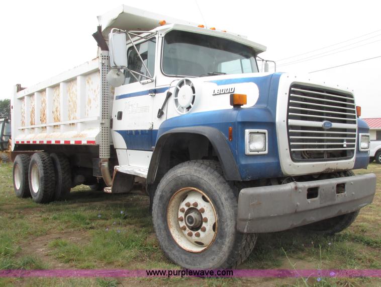image for item F7491 1995 Ford LT8000 dump truck