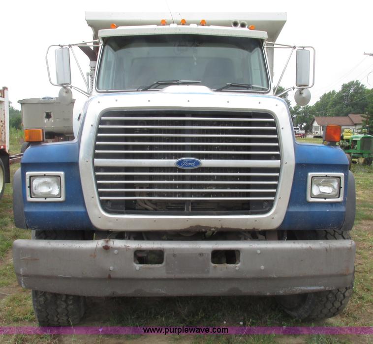 image for item F7491 1995 Ford LT8000 dump truck