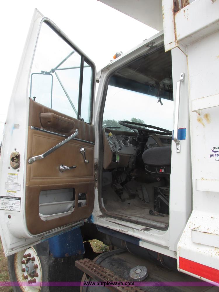 image for item F7491 1995 Ford LT8000 dump truck
