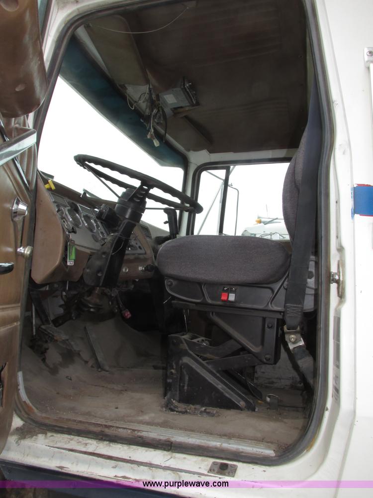 image for item F7491 1995 Ford LT8000 dump truck