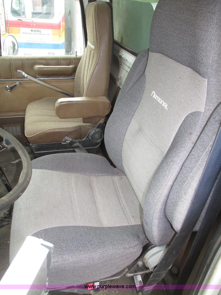 image for item F7491 1995 Ford LT8000 dump truck