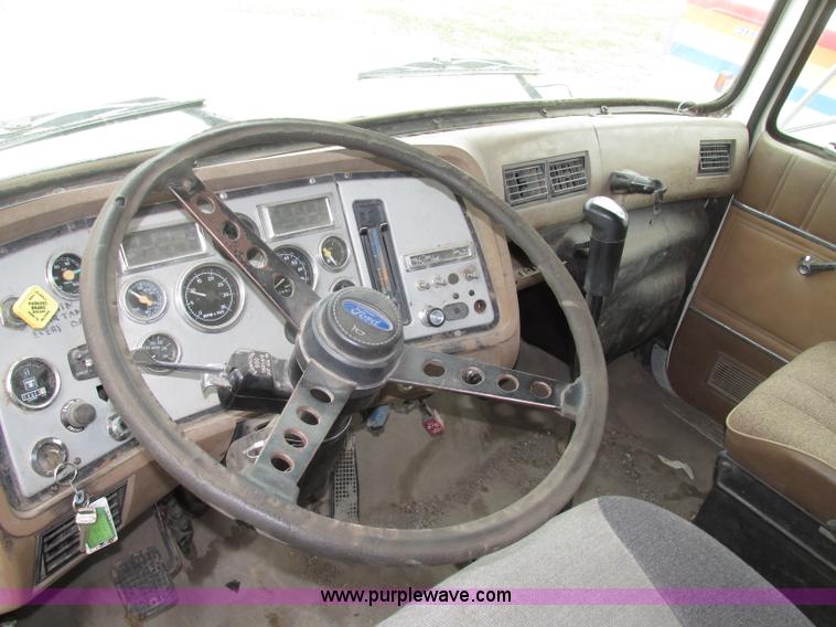 image for item F7491 1995 Ford LT8000 dump truck