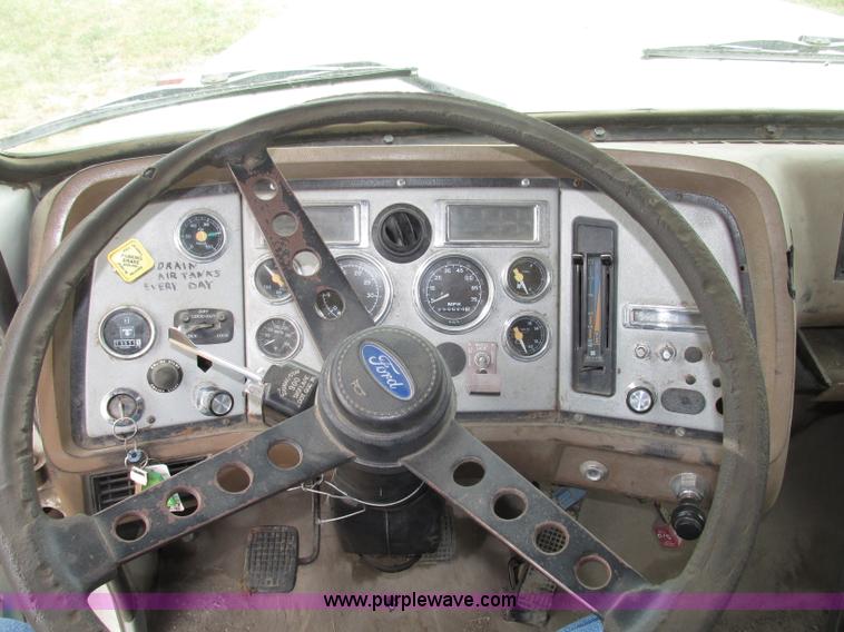 image for item F7491 1995 Ford LT8000 dump truck
