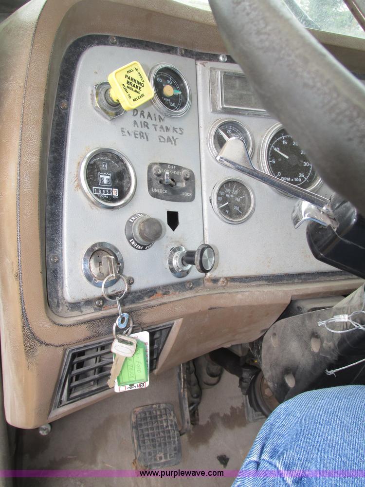 image for item F7491 1995 Ford LT8000 dump truck