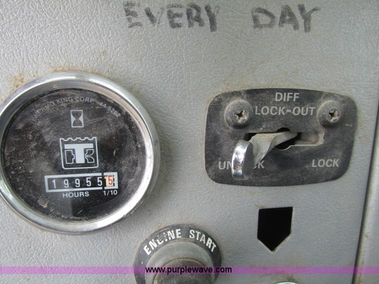 image for item F7491 1995 Ford LT8000 dump truck