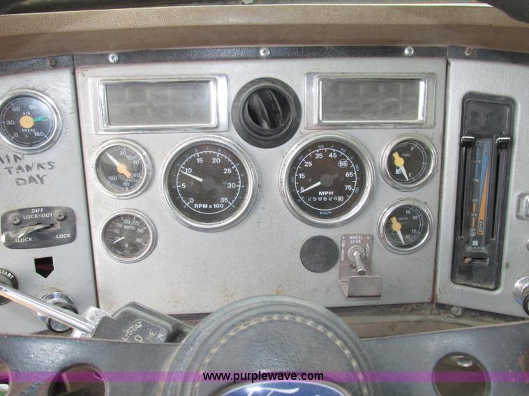 image for item F7491 1995 Ford LT8000 dump truck