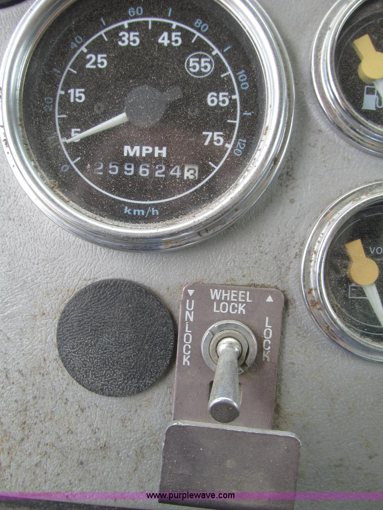 image for item F7491 1995 Ford LT8000 dump truck