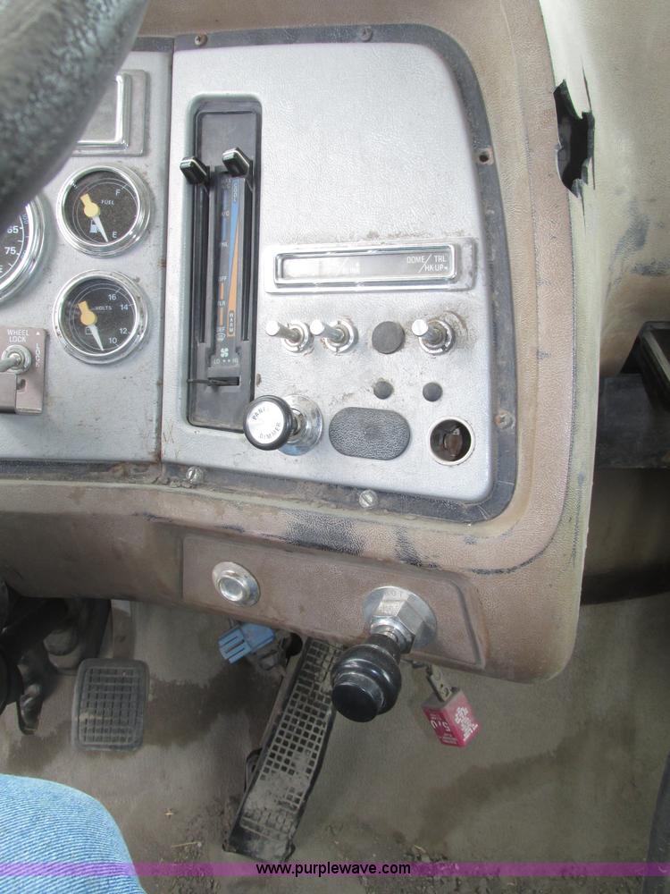 image for item F7491 1995 Ford LT8000 dump truck