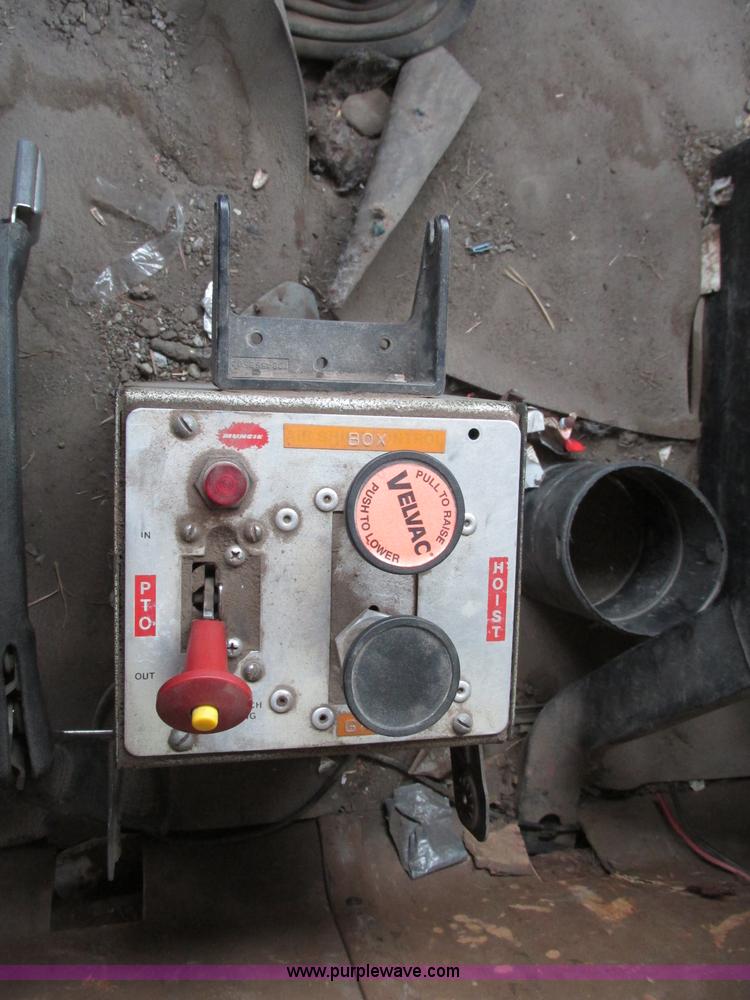 image for item F7491 1995 Ford LT8000 dump truck