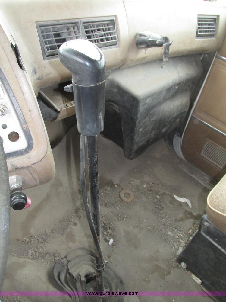 image for item F7491 1995 Ford LT8000 dump truck